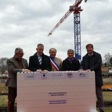 Pose de la premi&egrave;re pierre de la future Maison d&rsquo;Accueil Sp&eacute;cialis&eacute;e (MAS) &agrave; Servi&egrave;res-le-Ch&acirc;teau 